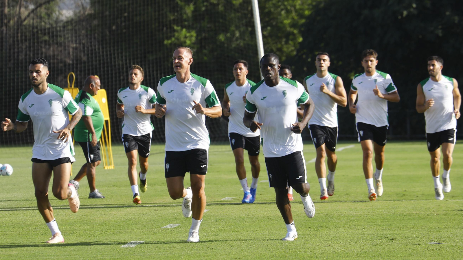 Los jugadores del Córdoba CF calientan antes de un entrenamiento en la Ciudad Deportiva.