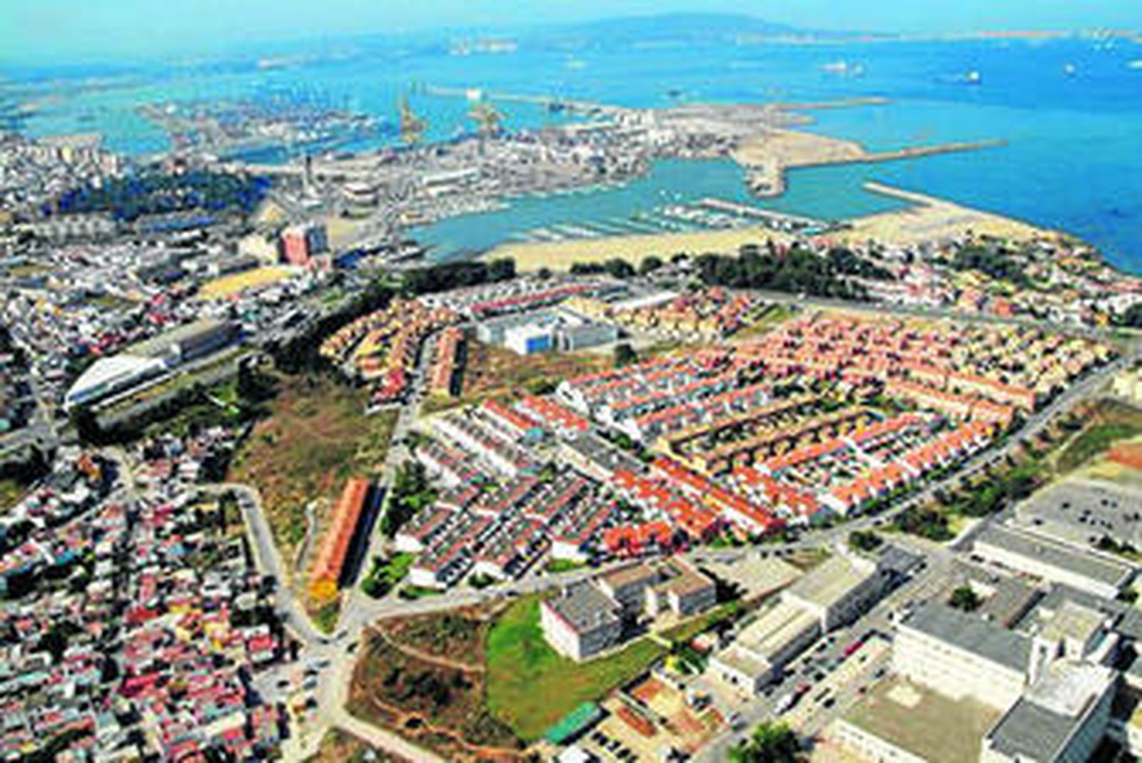 Vista aérea de Algeciras, en la que se puede apreciar diferentes barriadas que componen la ciudad.
