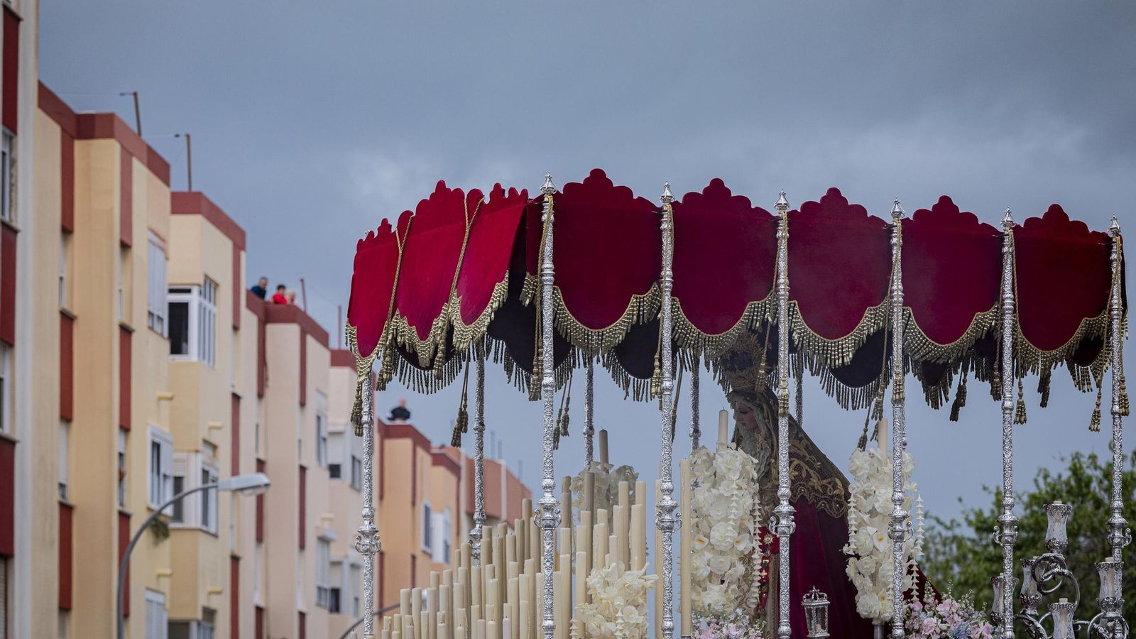 En imágenes,  El Prendimiento de San Fernando tuvo que volverse a su templo entre lágrimas y lluvia