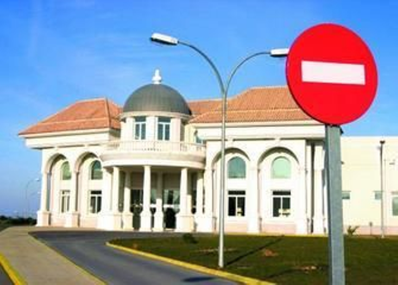 Detalle de parte del exterior del hospital Virgen de las Viñas de Montilla, propiedad de Clínicas Pascual.
