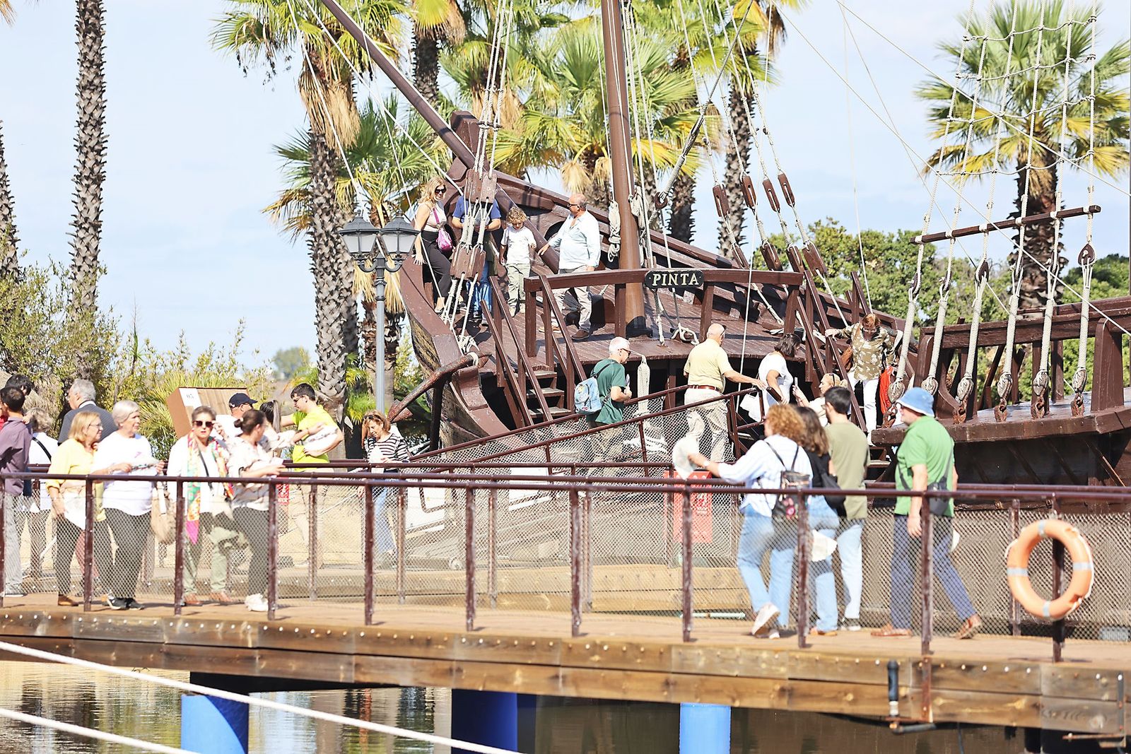 Numerosas personas suben a La Pinta en el día de puertas abiertas en el Muelle de las Carabelas.