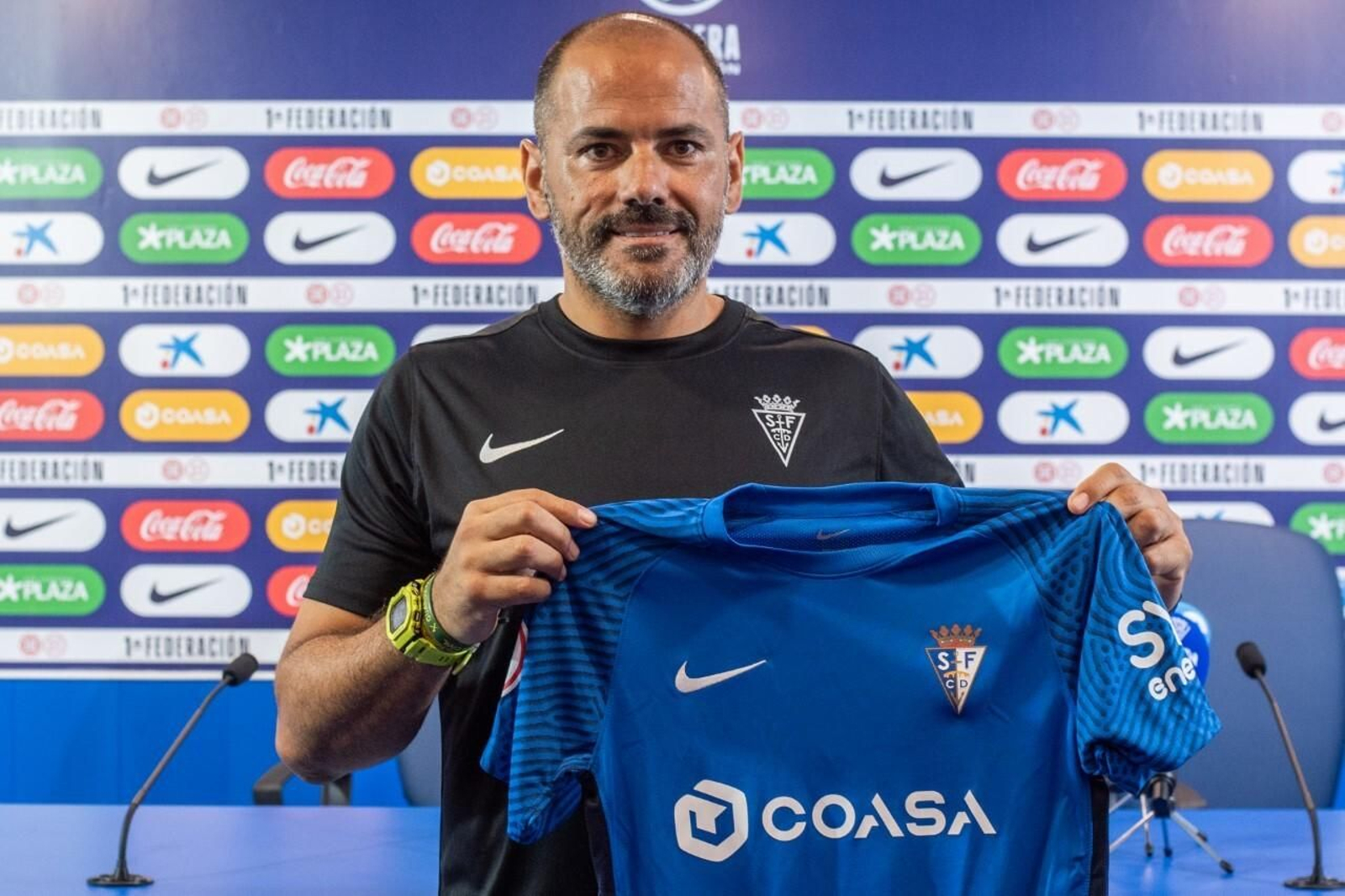 Salva Ballesta posa con la camiseta de su nuevo equipo.