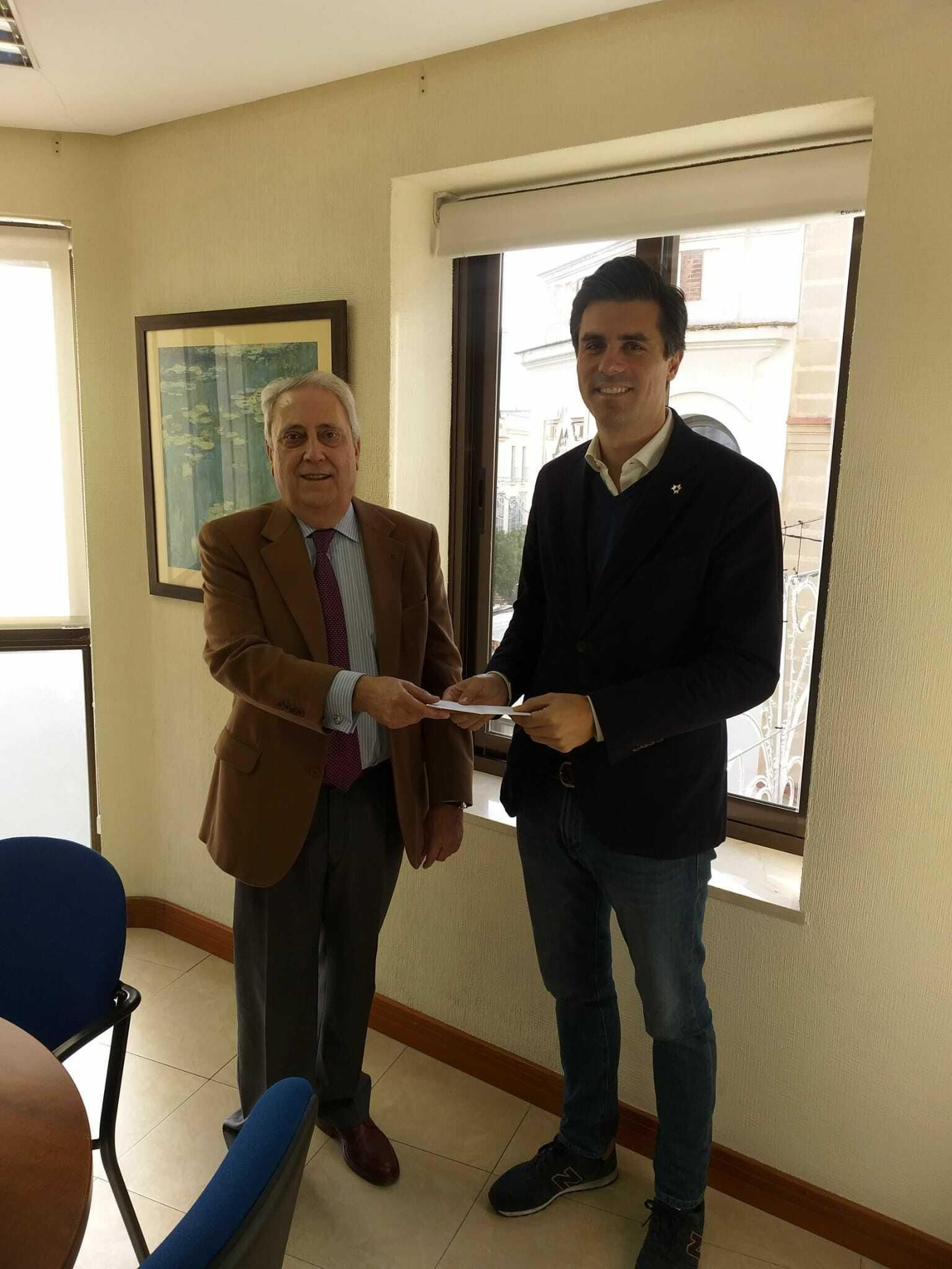 El notario Óscar Fernández Ayala entrega su donativo a la campaña de los Reyes Magos.