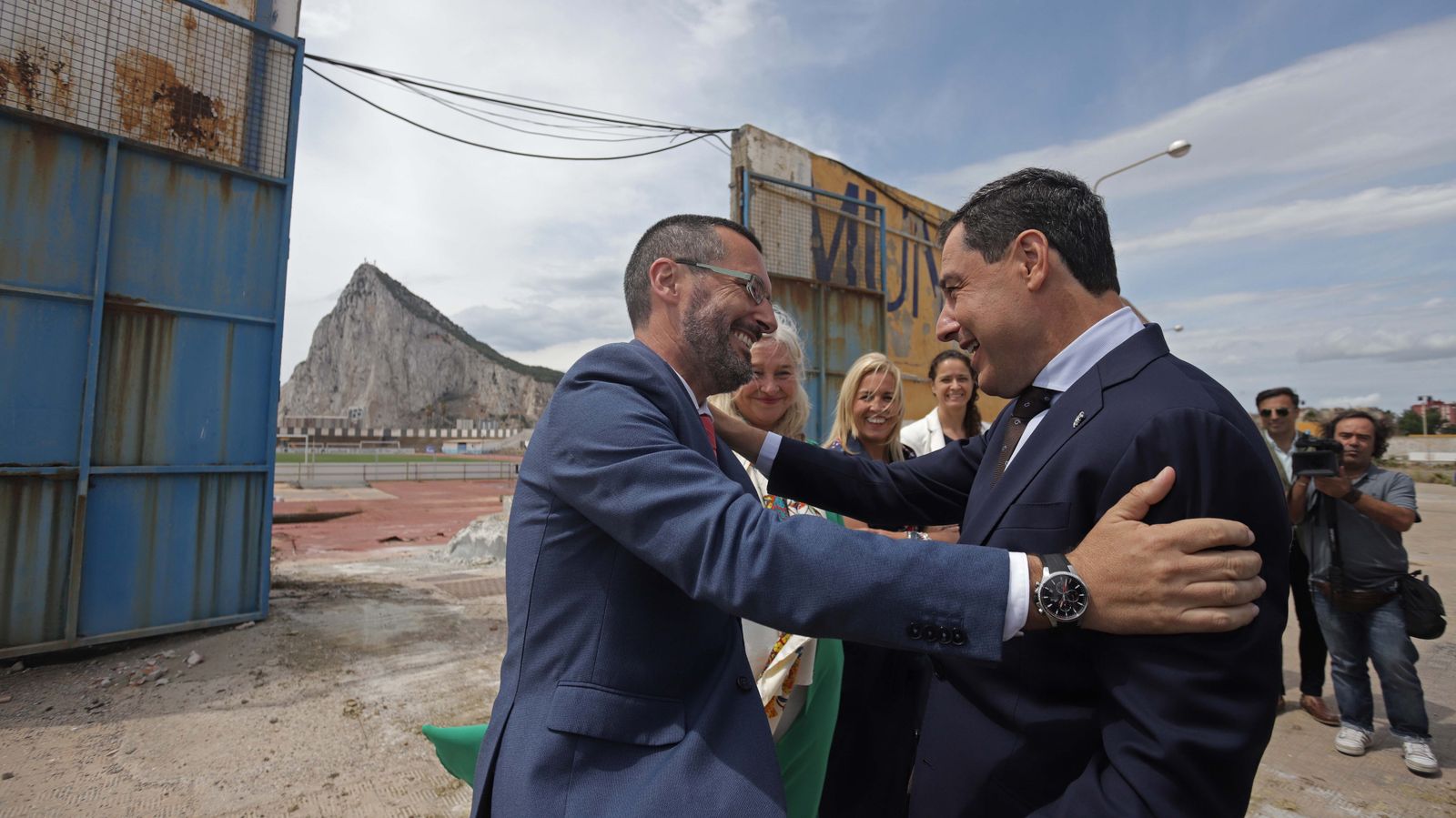 Fotos de la visita de Juanma Moreno al estadio municipal de La Línea