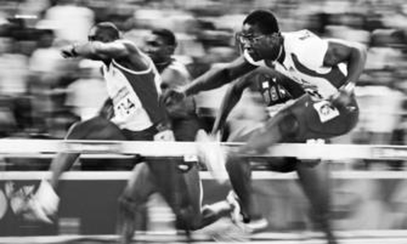 Dayron Robles salta una de las vallas durante la final de 110 metros.