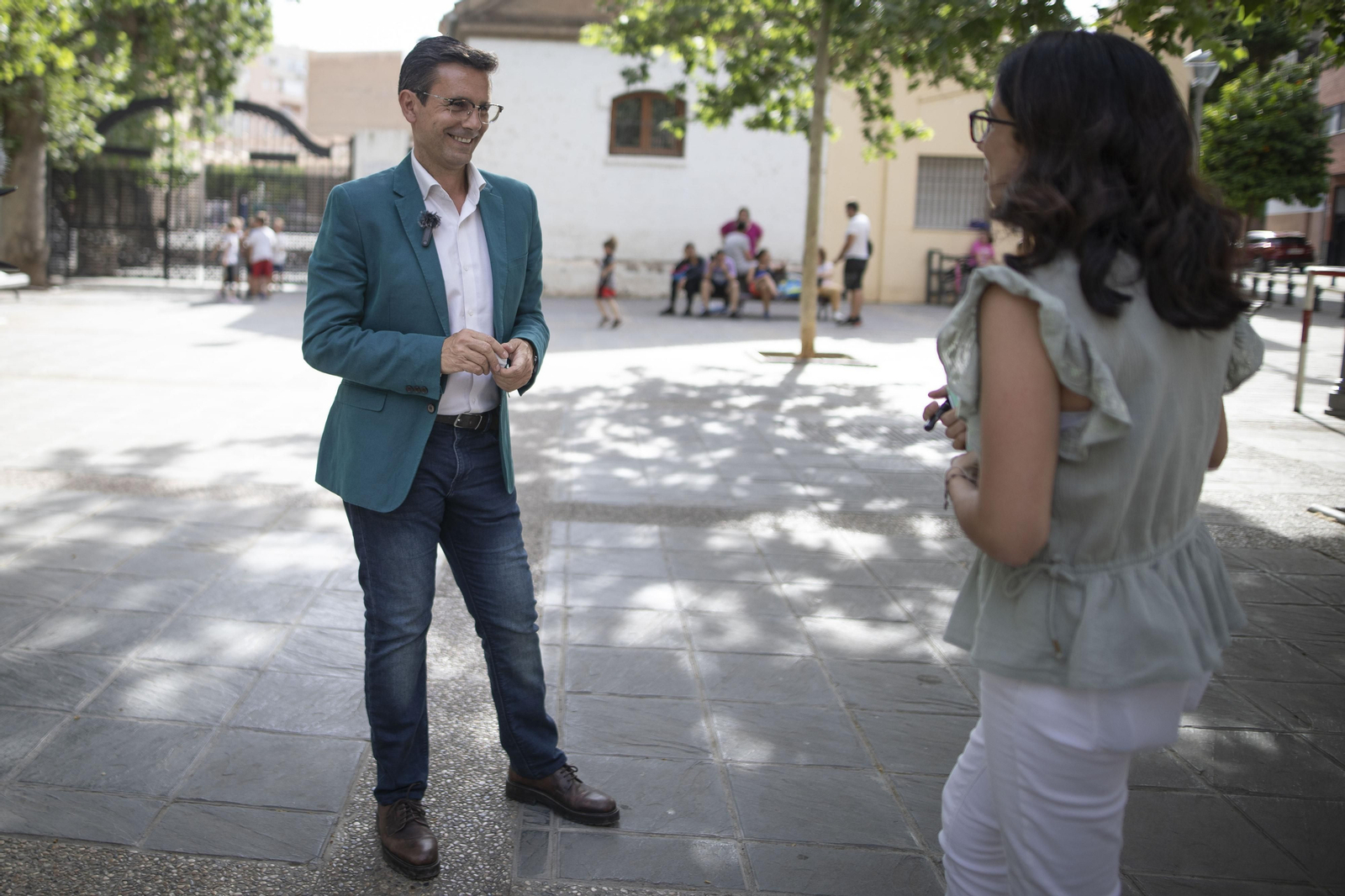 El paseo con Paco Cuenca, candidato del PSOE a la Alcaldía de Granada, en imágenes