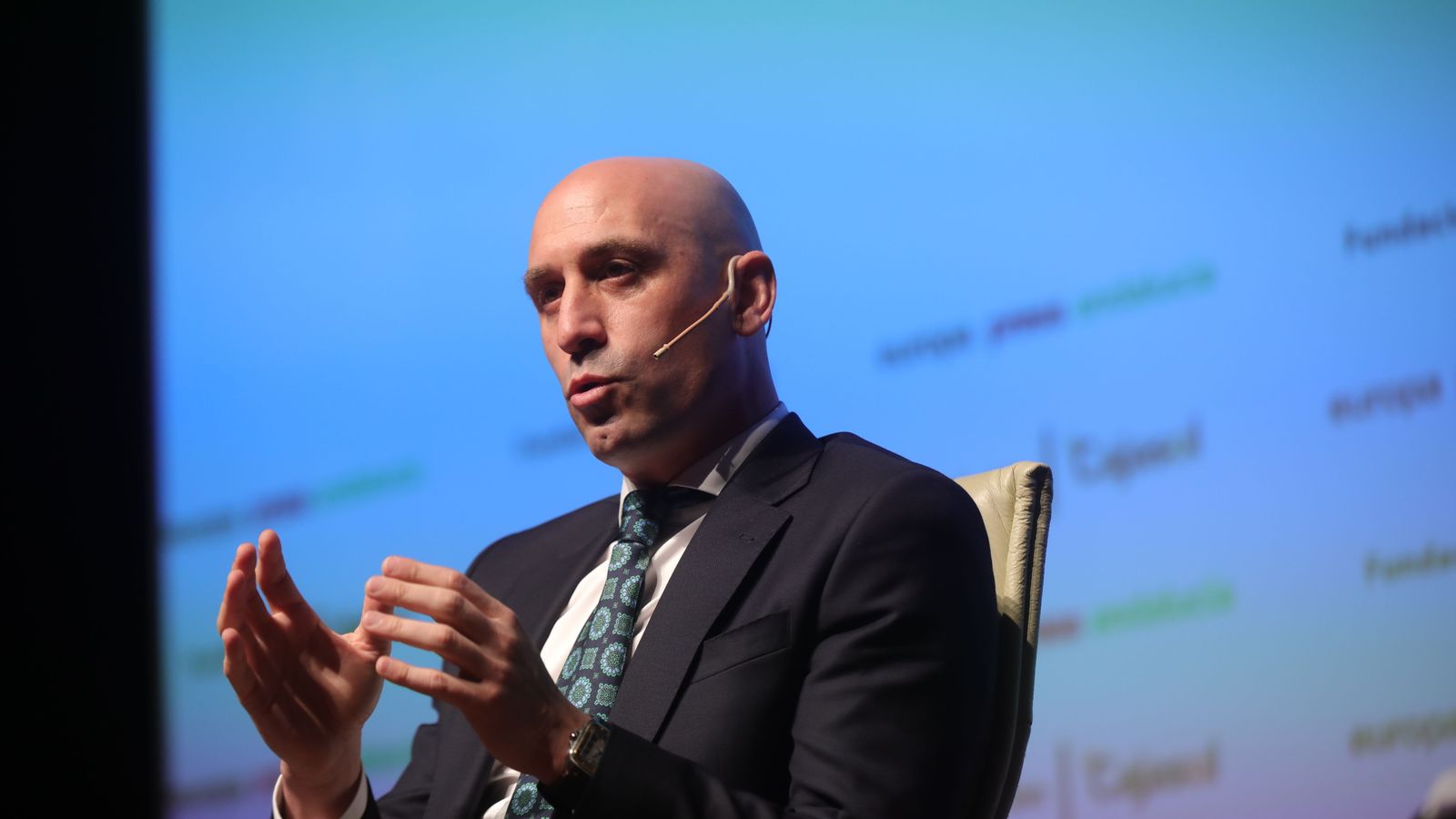 Rubiales da explicaciones durante el acto.