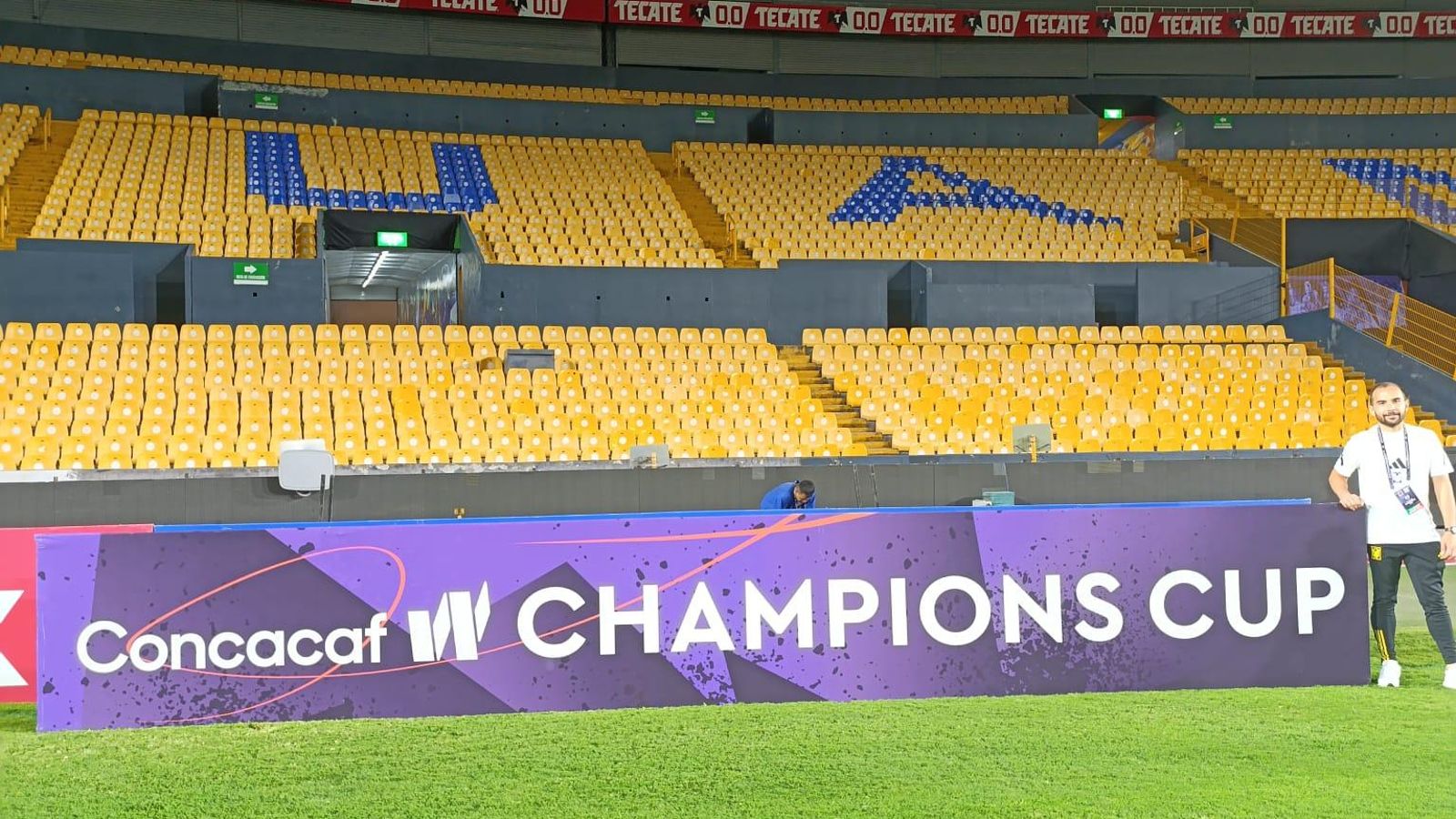 El almeriense Carlos Marcos posa junto a un cartel de la CONCACAF tras la disputa de un encuentro de esta competición.