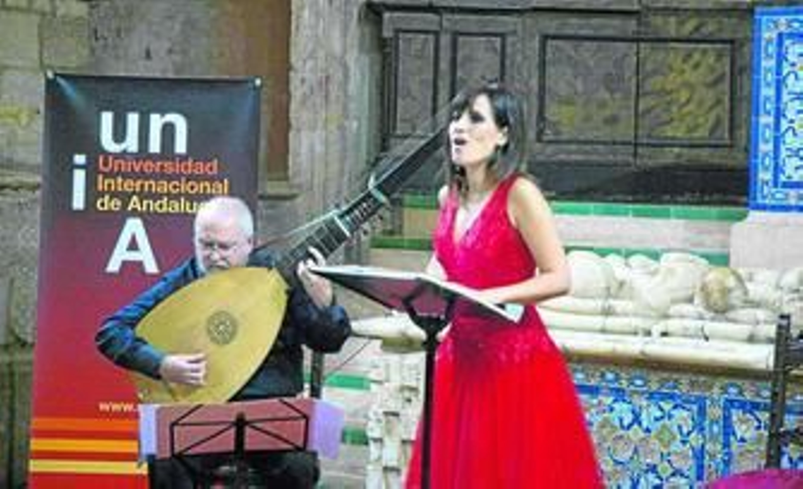 Mariví Blasco y Carlos Rivera, durante su concierto del pasado lunes, en Moger. Mariví Blasco y Carlos Rivera, durante su concierto del pasado lunes, en Moger.