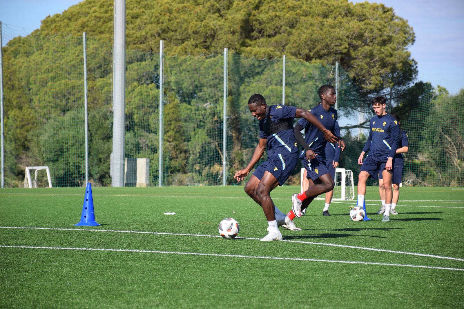 Mwepu ensaya el lanzamiento a portería en un entreno.