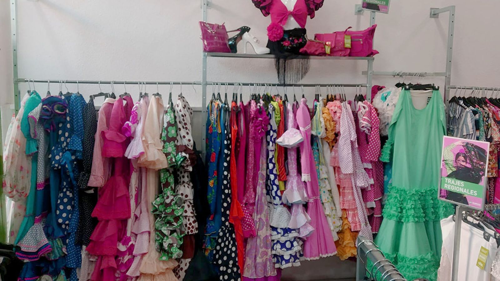 Trajes de flamenca en la tienda Humana de Sevilla, en la calle Menéndez Pelayo.