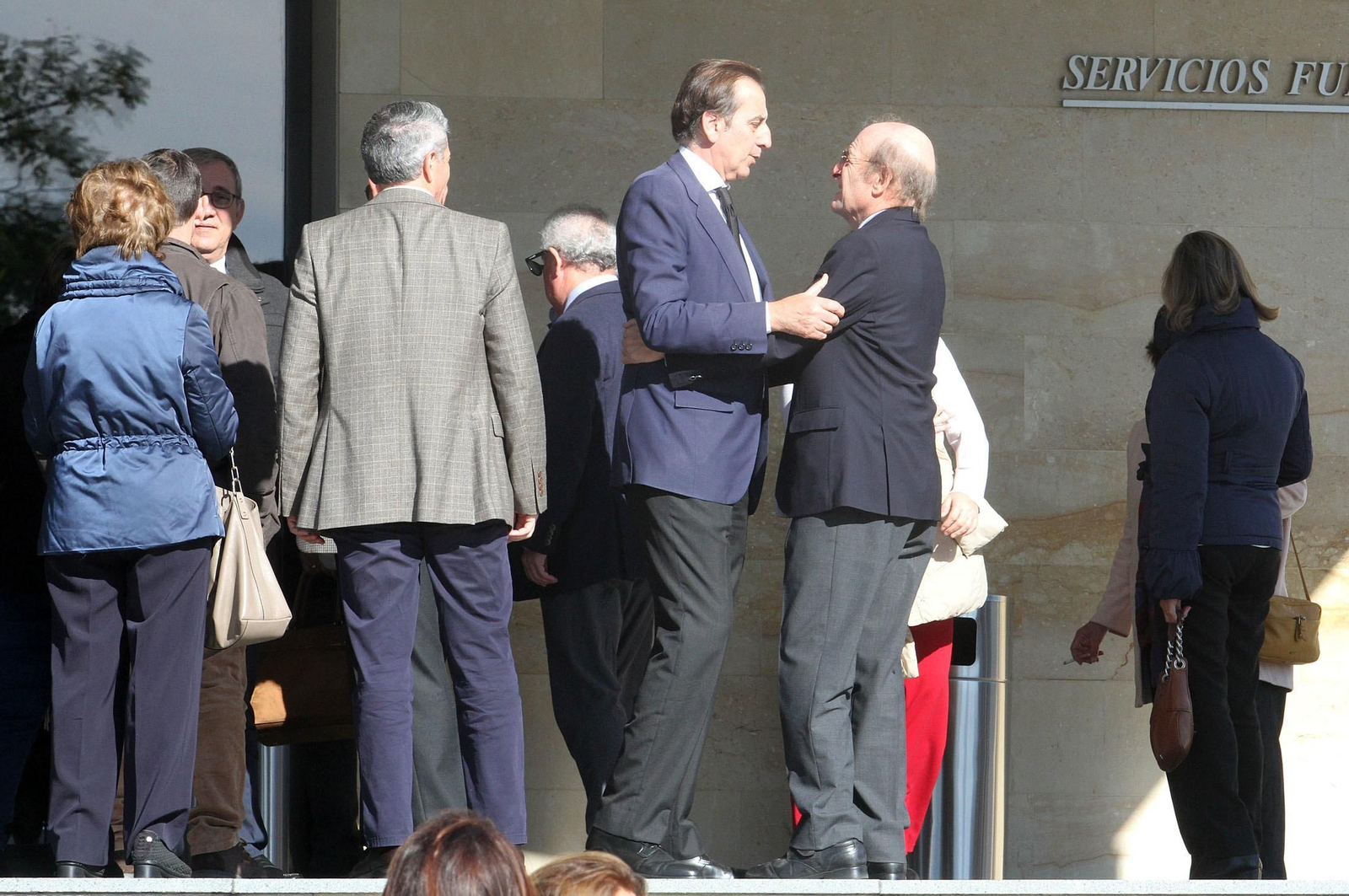 Condolencias a la familia García Palacios durante la mañana en el tanatorio, en imágenes