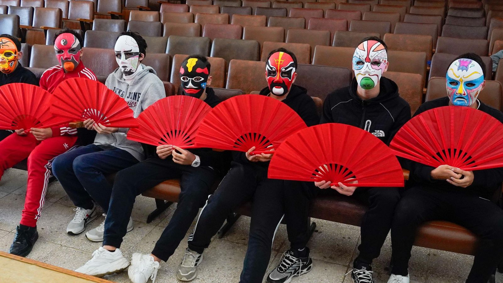 Alumnos de chino con caretas que ellos mismos han elaborado durante las clases en el centro.