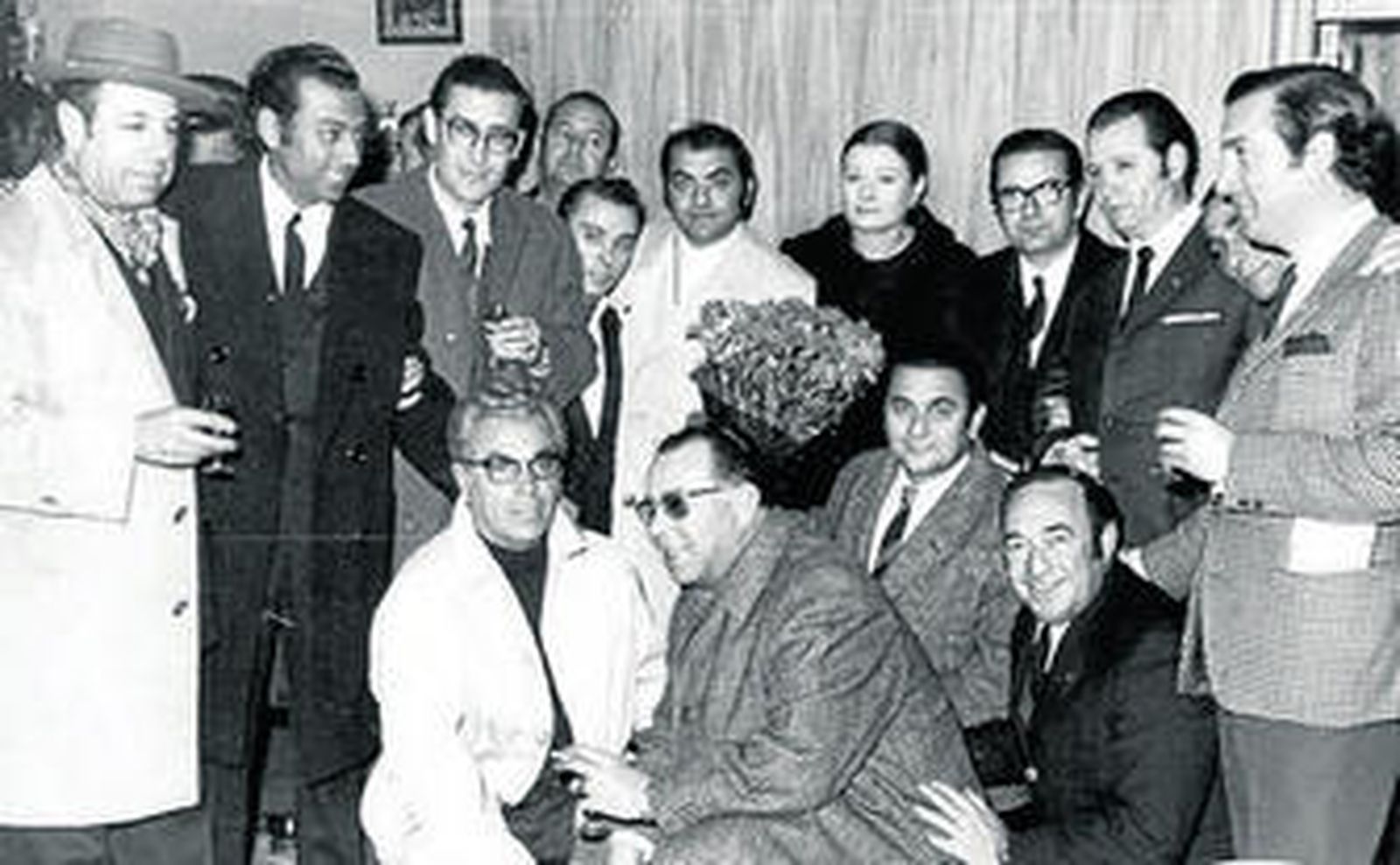 'El Negro', segundo por la izquierda, cuando recogió el premio de la Cátedra.