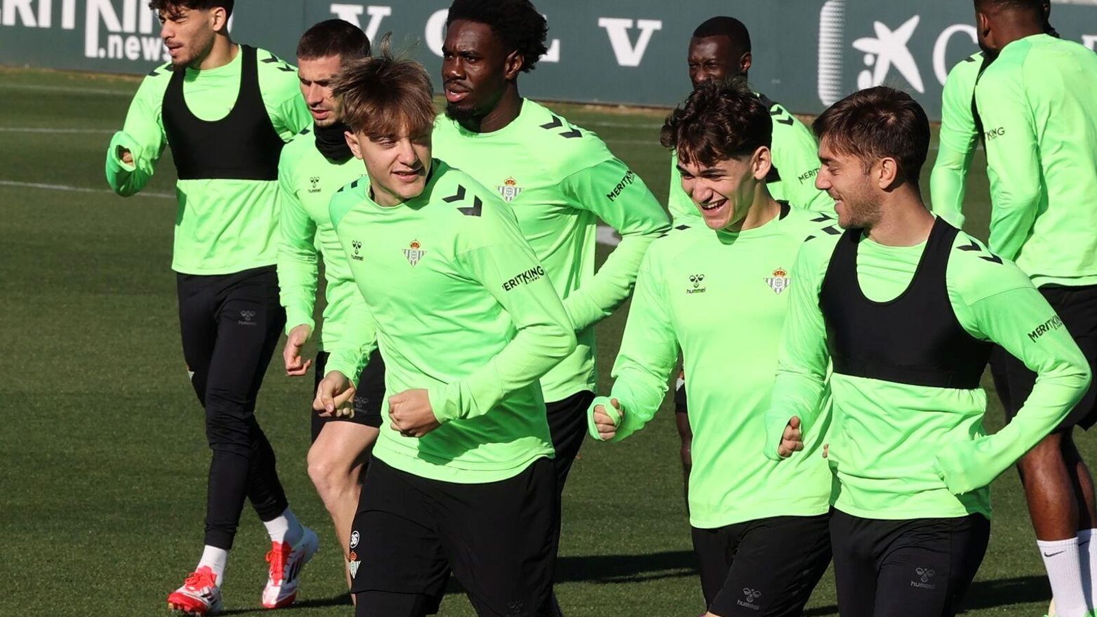 Jesús Rodríguez dialoga con Mateo e Iker Losada en un entrenamiento de este curso en la ciudad deportiva.