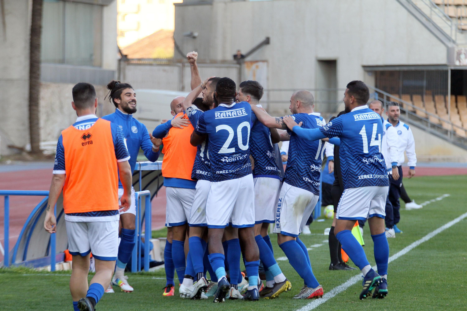 Álex Colorado, pichichi del equipo con seis goles, celebra con sus compañeros su gol al Pozoblanco.