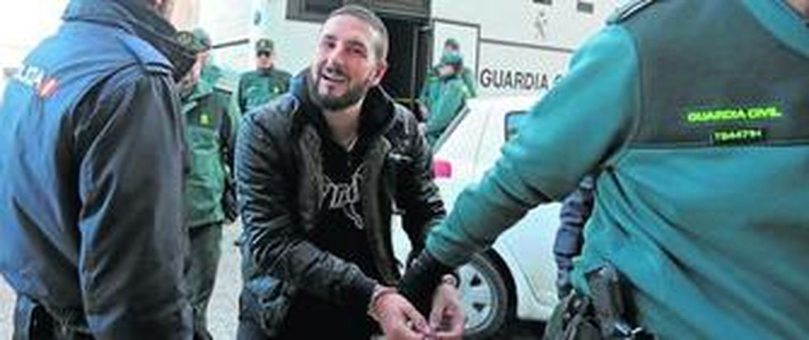 Iván Odero, custodiado por la Guardia Civil, al entrar en la Audiencia Provincial para ser juzgado por la causa que ahora le ha llevado a prisión.
