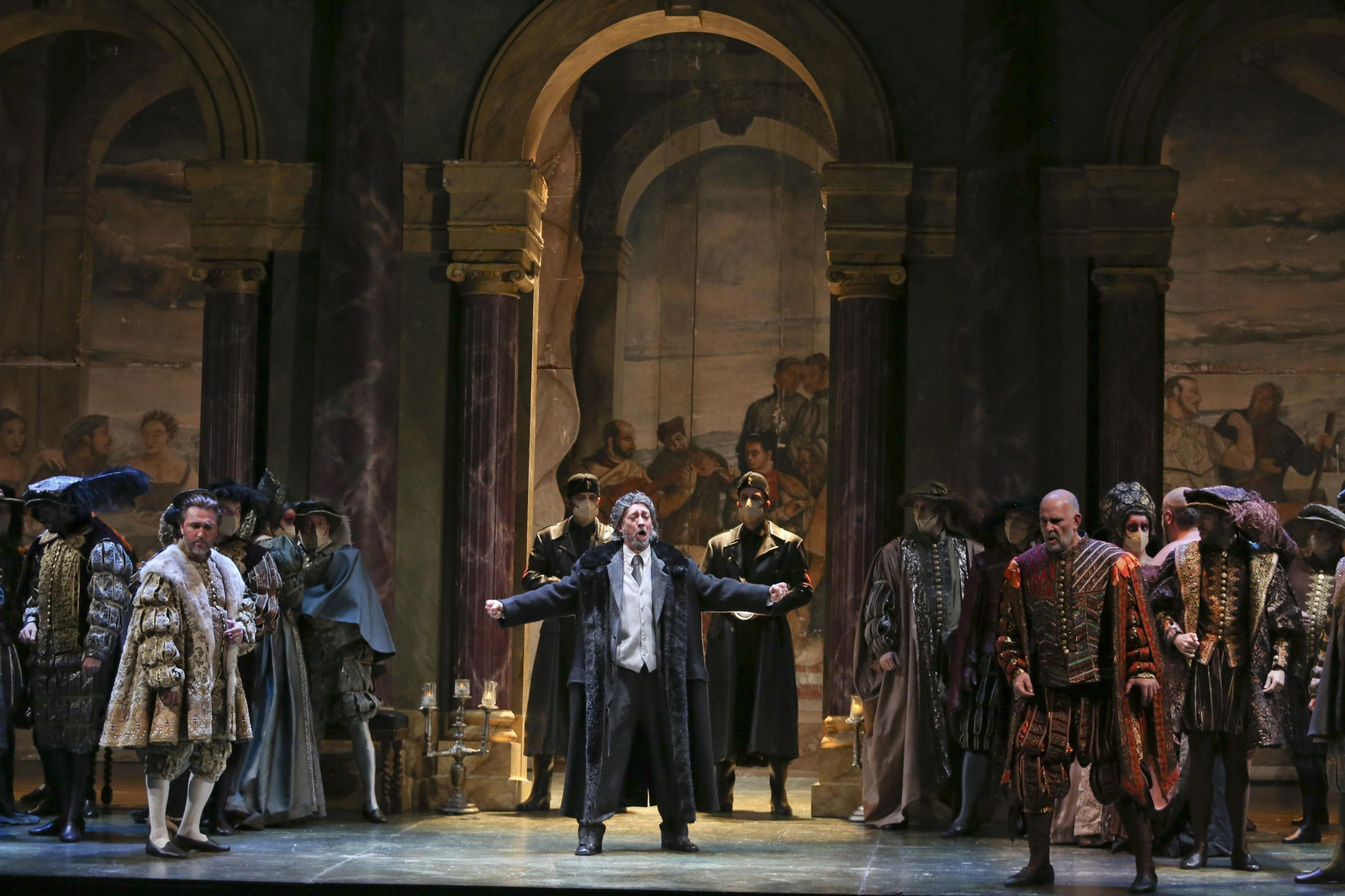 Uno de los momentos del ensayo general de ‘Rigoletto’ en el Teatro Cervantes.