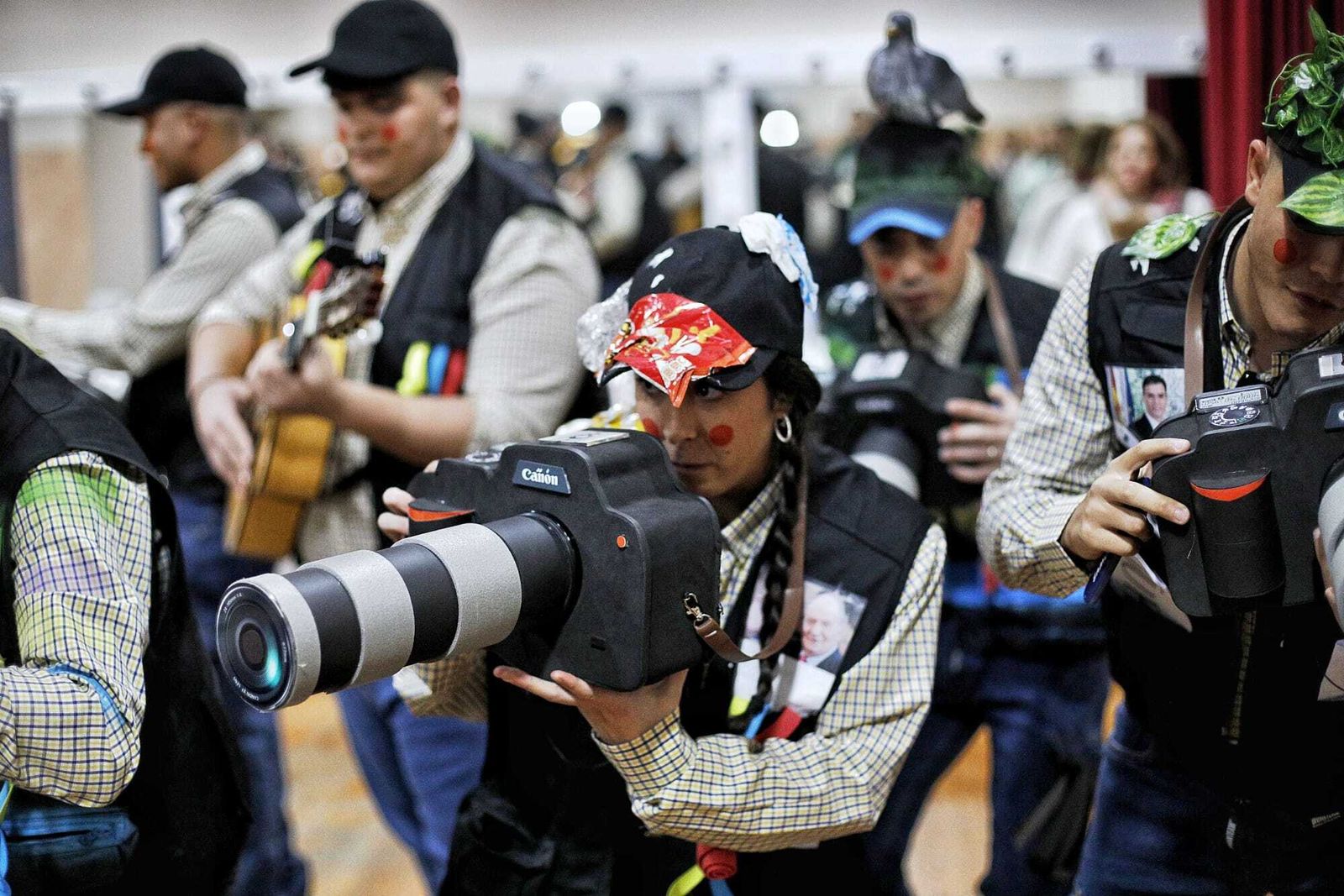 Chirigota 'El que la sigue la consigue' en camerinos.