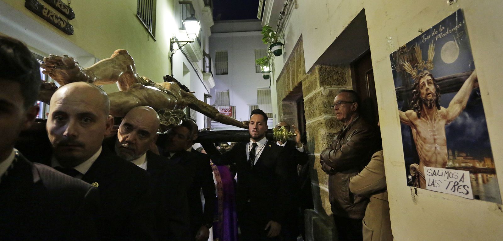 El Santísimo Cristo, por las calles del barrio del Pópulo.