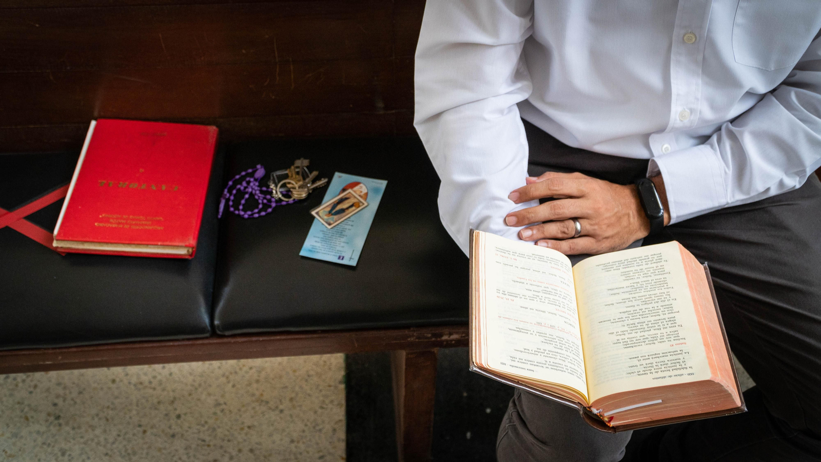 Un seminarista lee la Biblia. Un seminarista lee la Biblia.