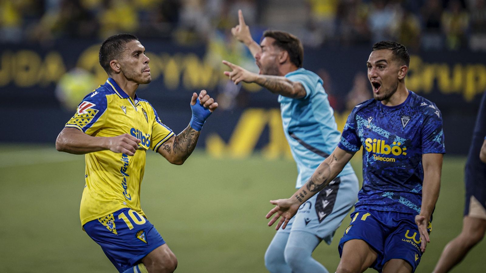 Búscate entre las fotos del partido de fútbol Cádiz CF - CD Tenerife de la Liga Hypermotion