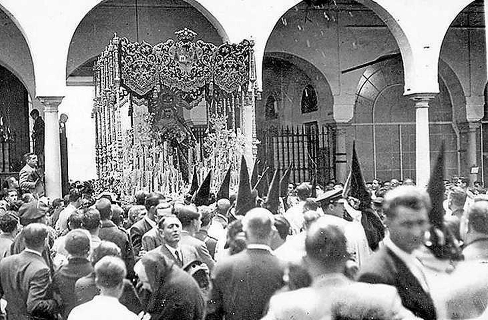 La Esperanza Macarena, en el patio del Hospital de las Cinco Llagas.