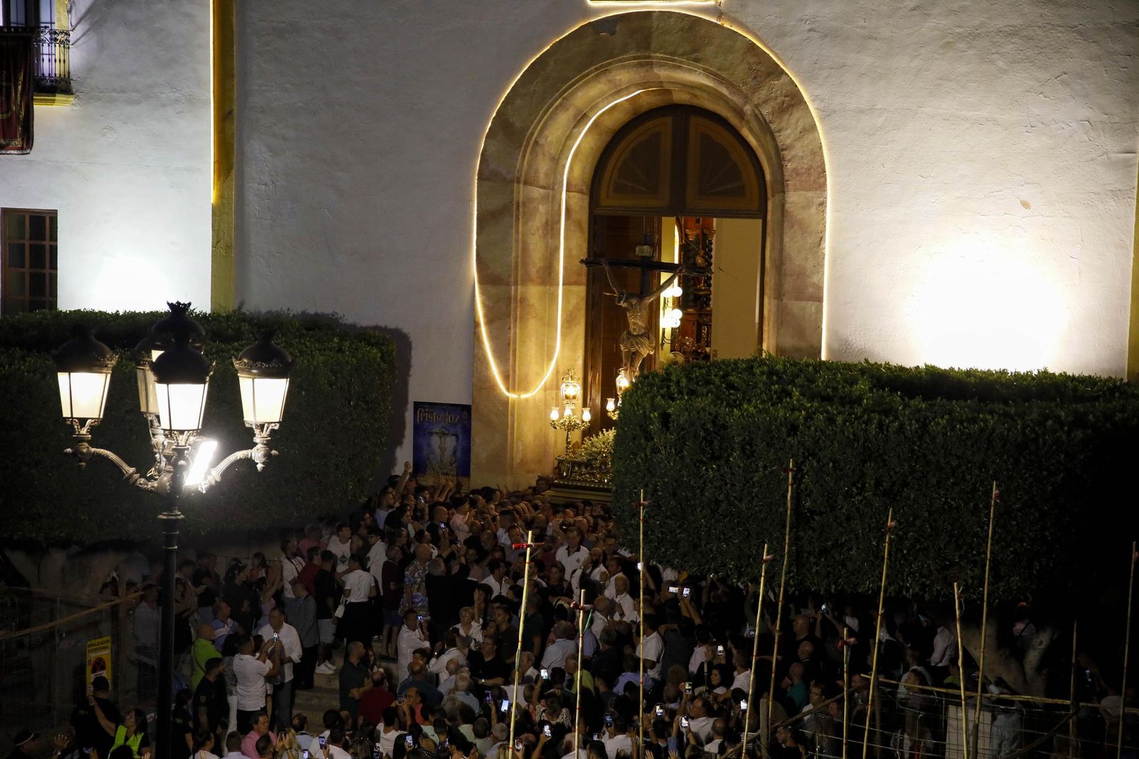 Las imágenes de la misa vespertina y procesión del Cristo de la Luz de Dalías