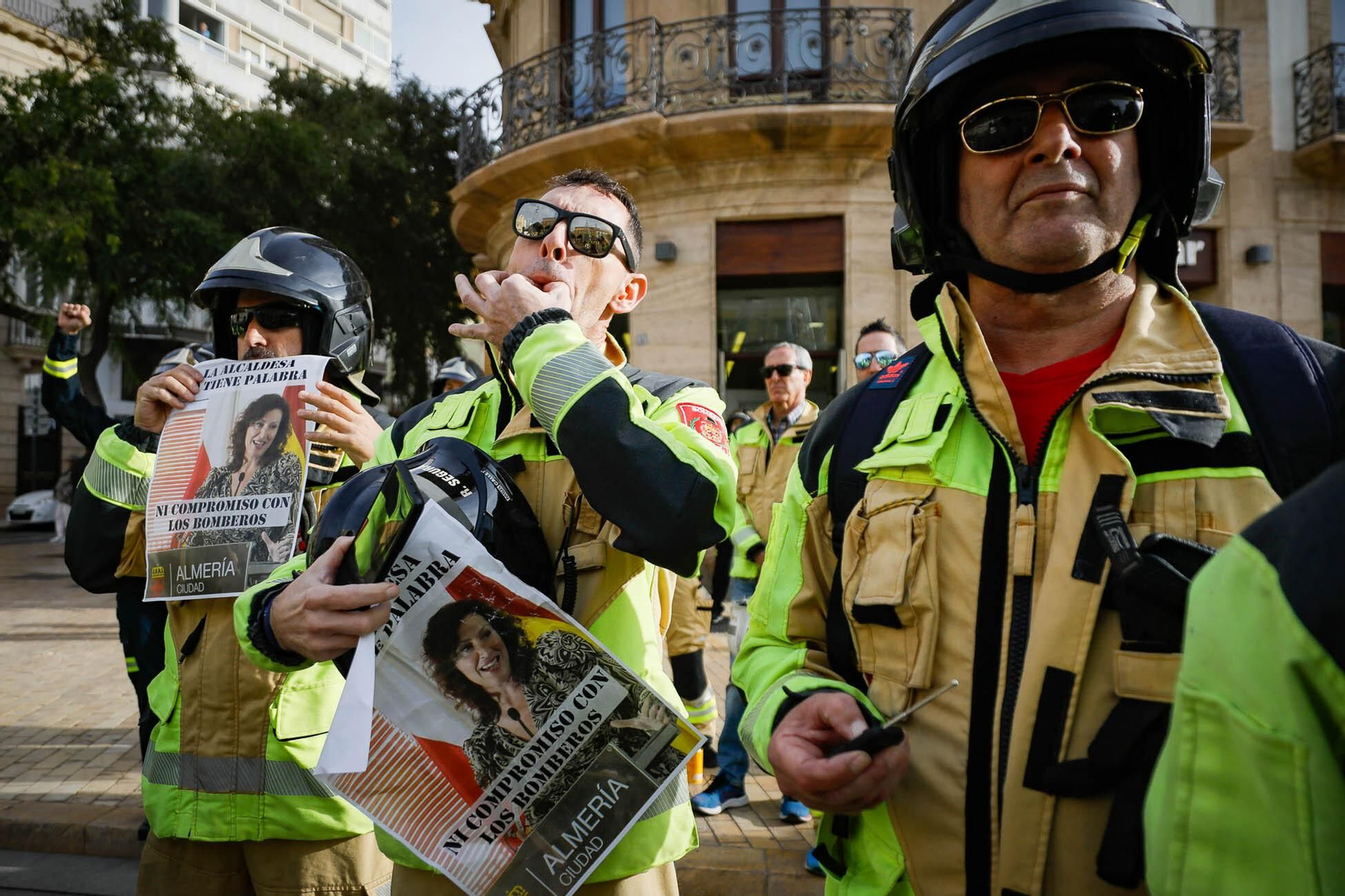 Imágenes de la manifestación de bomberos en Almería
