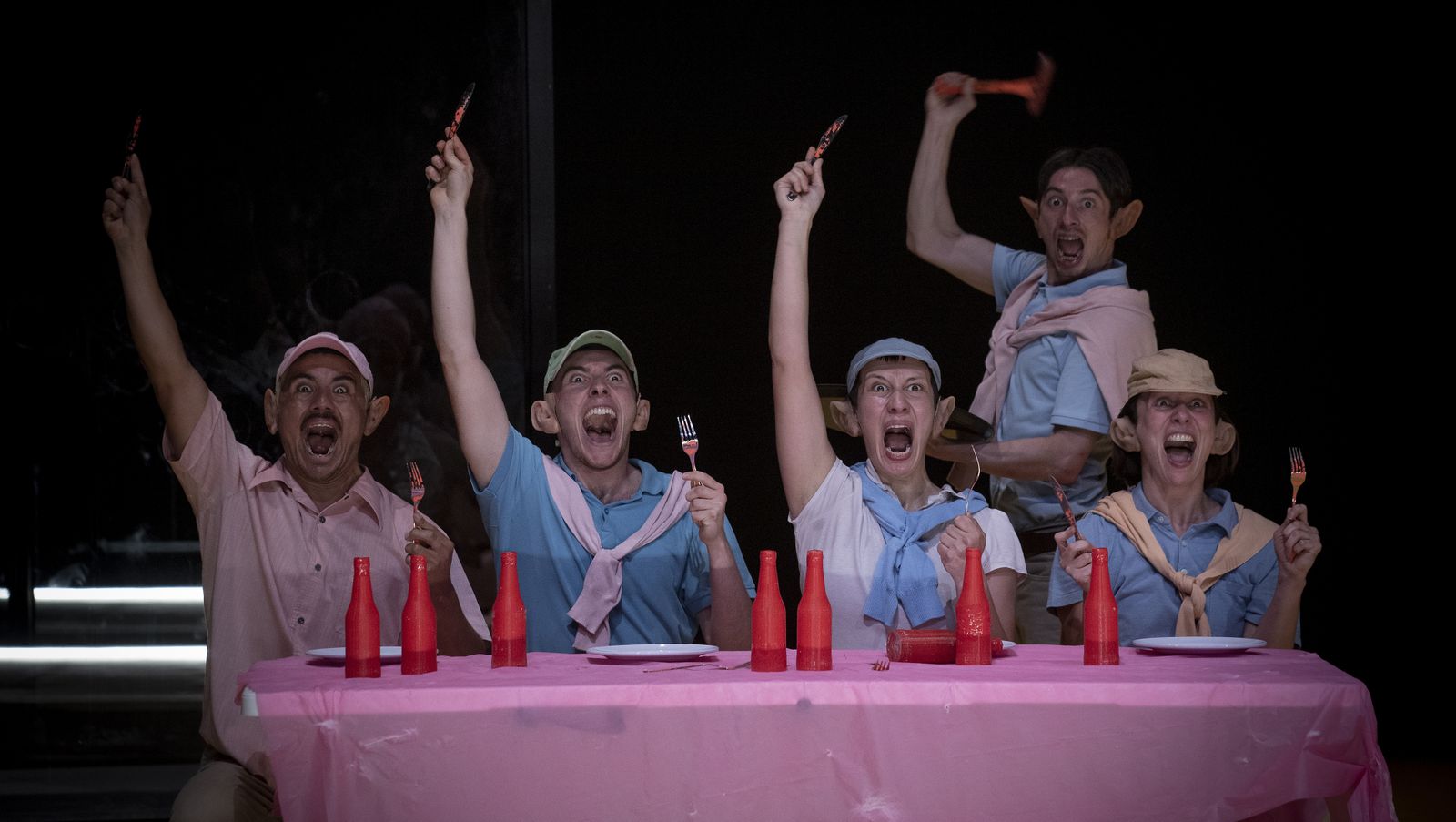 Imágenes del pase gráfico de la obra de La Resentida Oasis de la impunidad