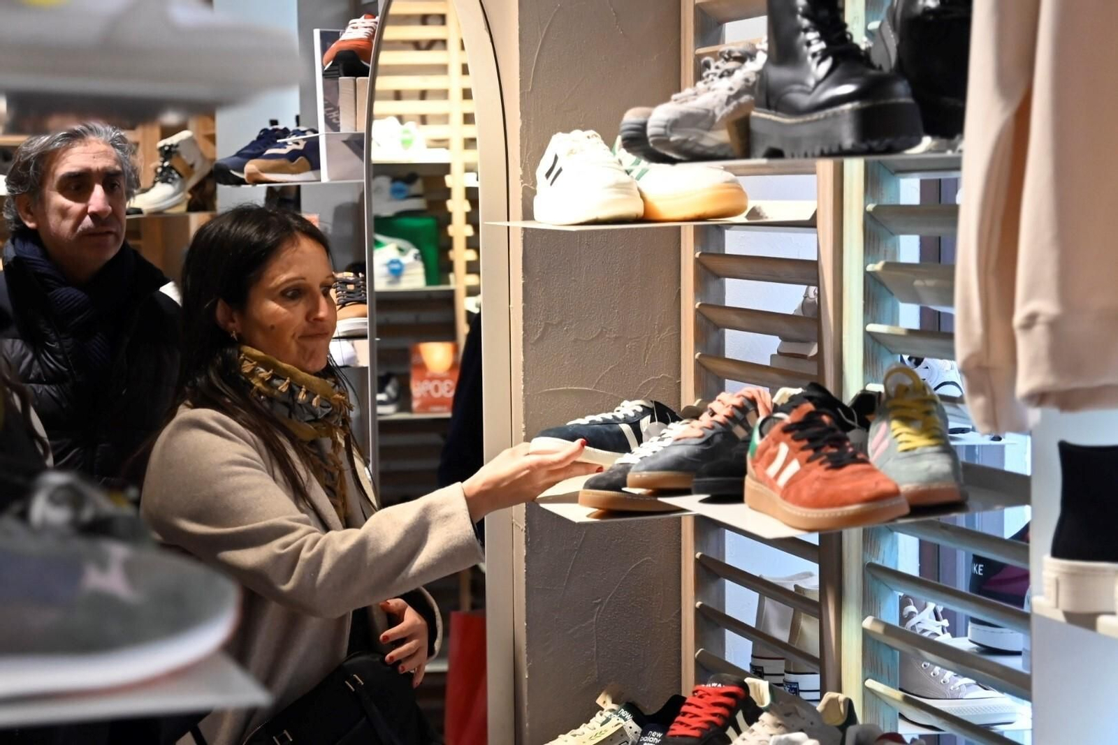Las cordobeses se echan a la calle el primer día de las rebajas de invierno, en imágenes