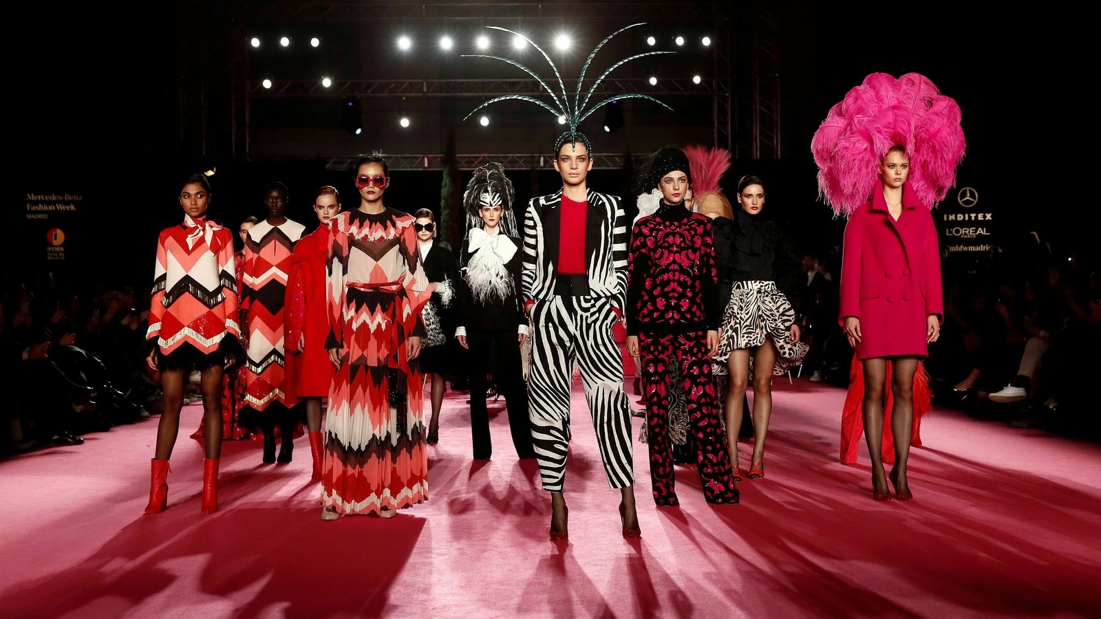 Modelos al final del desfile de Pertegaz.