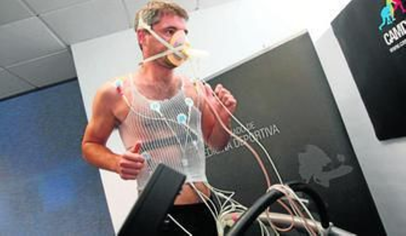 Toulalan se somete a una de las pruebas médicas realizadas en el Centro Deportivo Inacua.