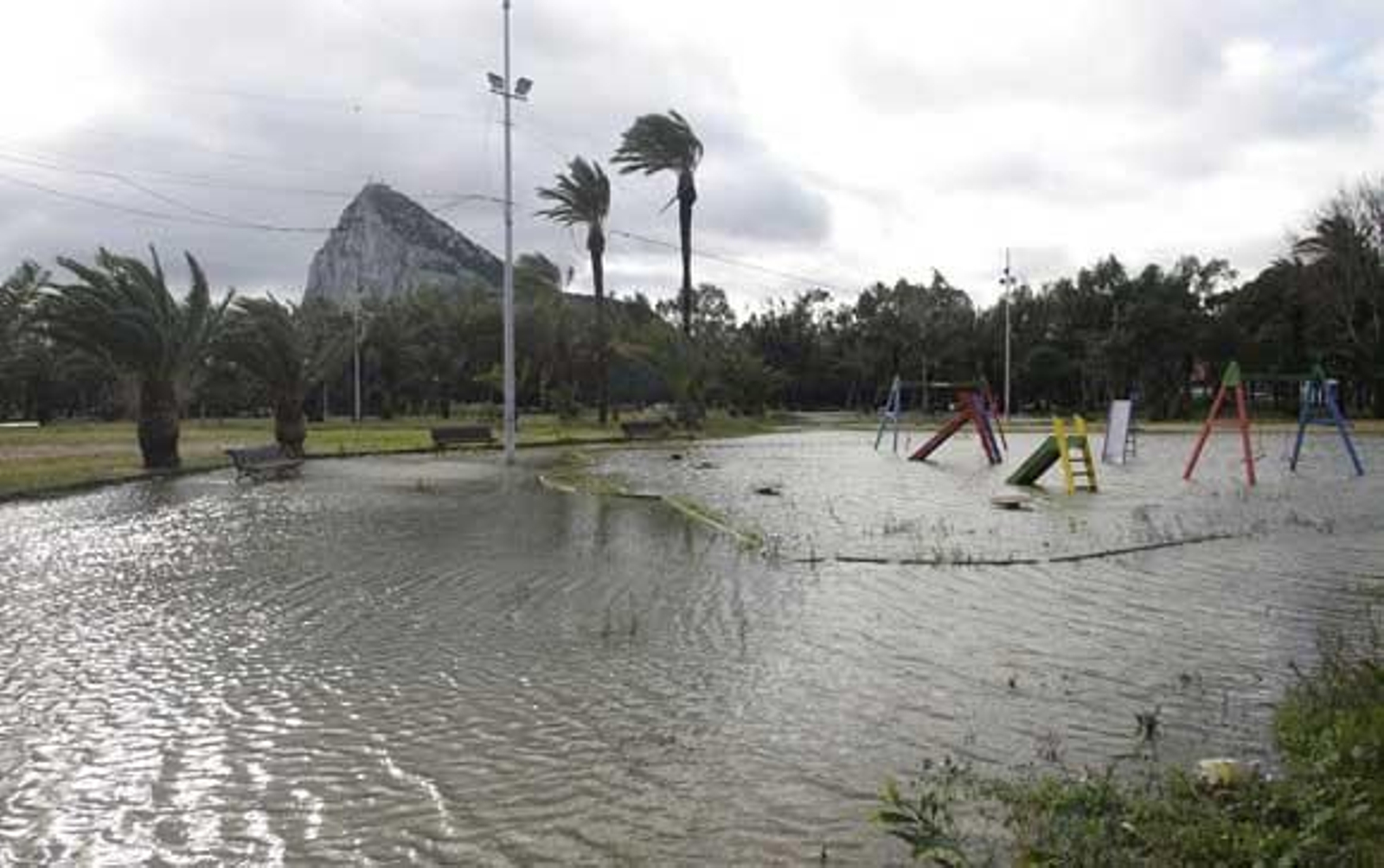 Las fuertes lluvias provocaron numerosas incidencias y un reguero de daños en muchas poblaciones de la comarca

Foto: Fotos Vanessa Perez-Erasmo Fenoy