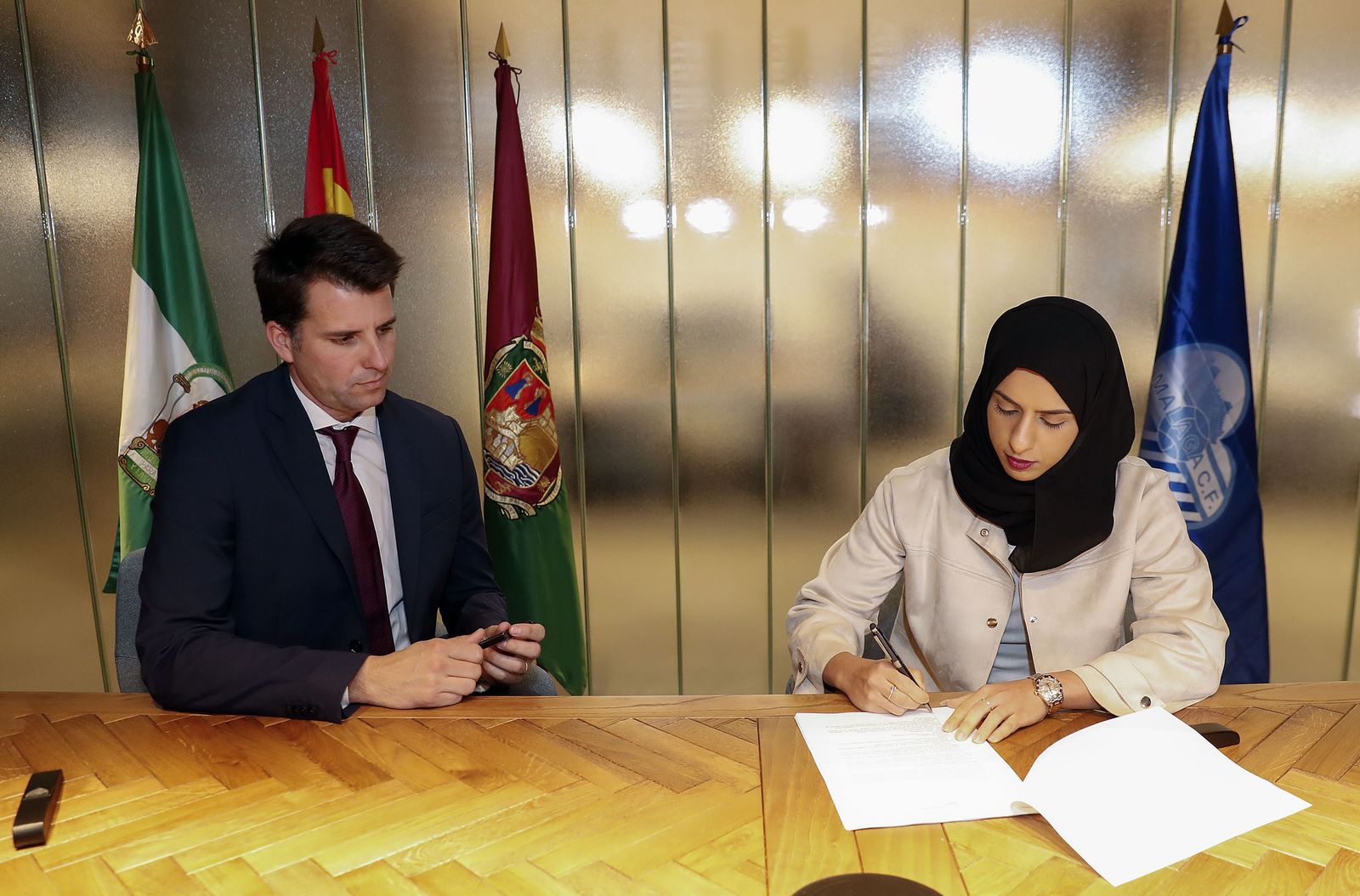 Juan Borrajo Peláez y Hamyan Al Thani firman el acuerdo.