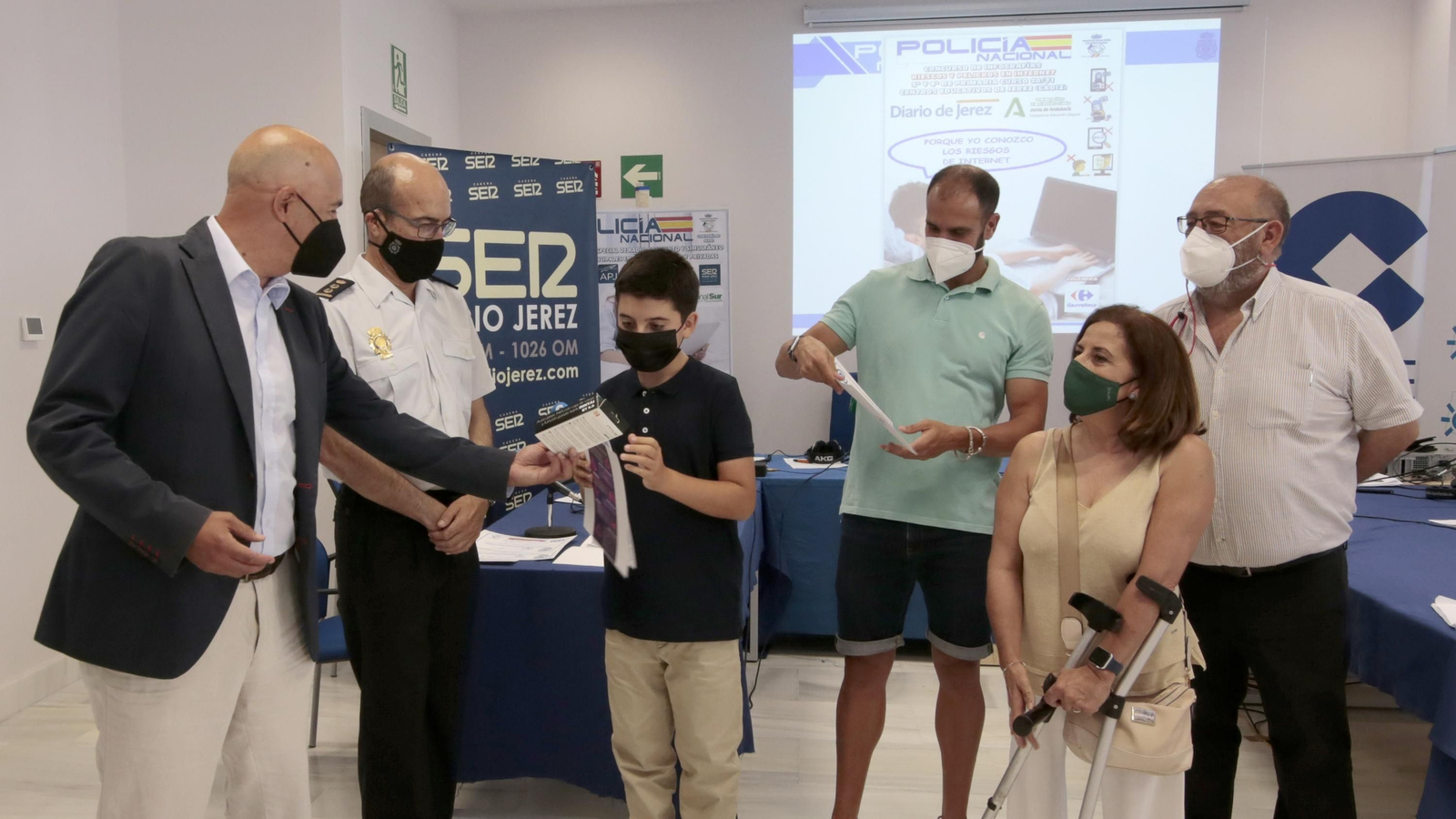Premios del concurso escolar de infografías sobre riesgos de internet de Diario de Jerez y Policia Nacional
