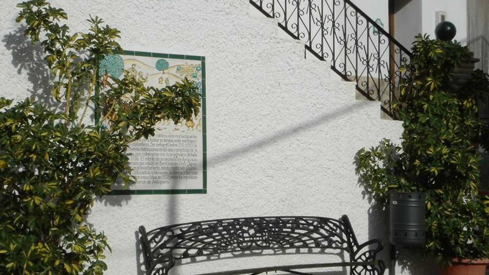 La plaza de la Constitución de Sayalonga.