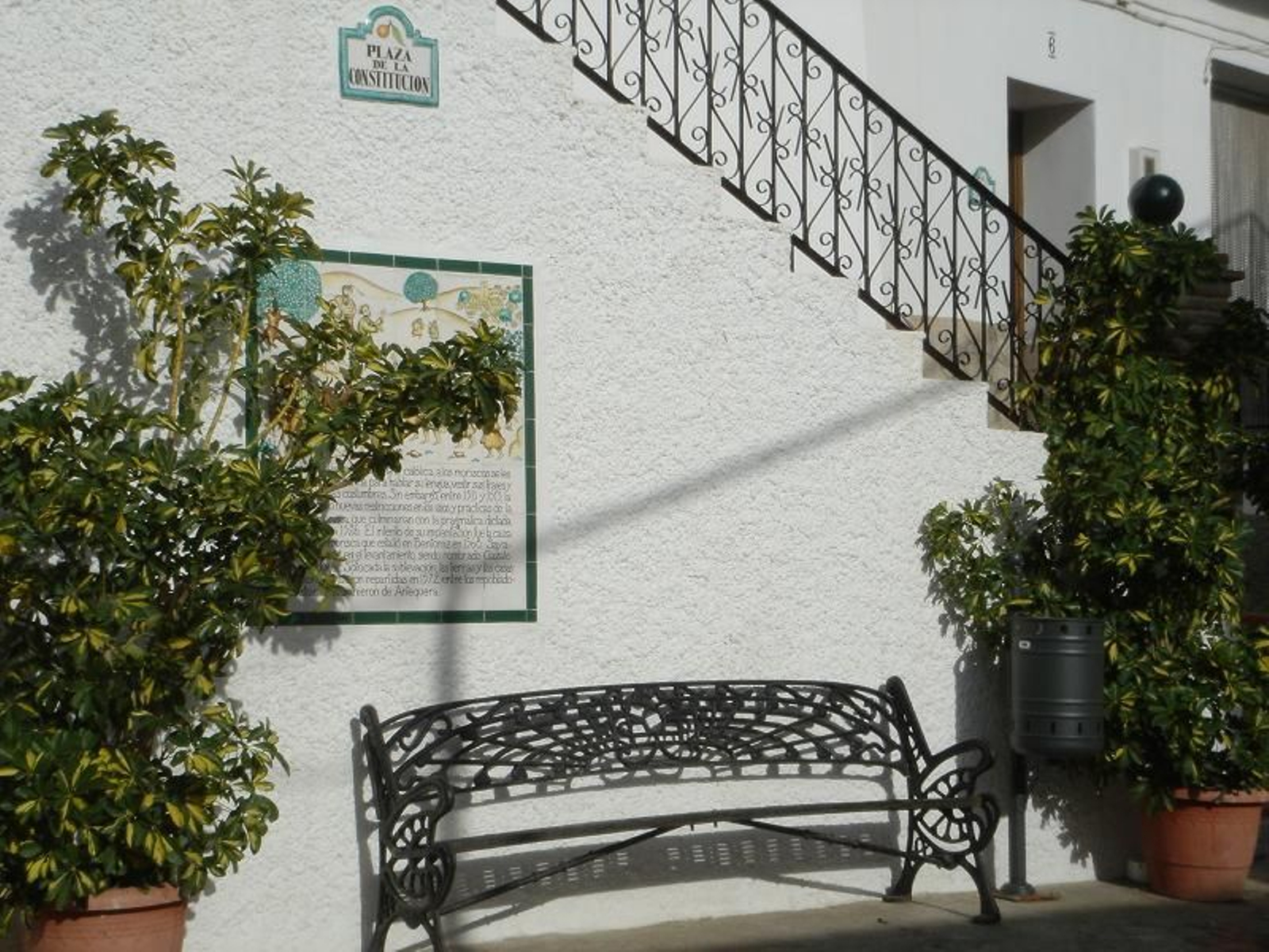 La plaza de la Constitución de Sayalonga.