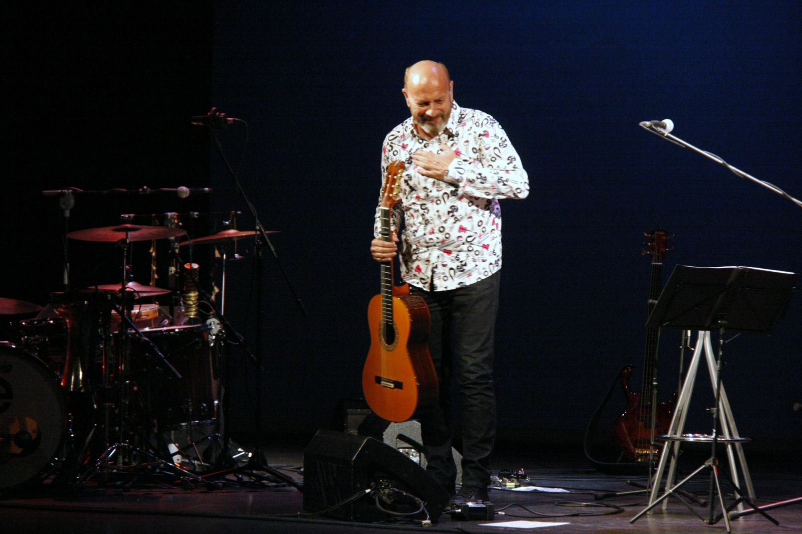 Javier Ruibal, en la noche del viernes sobre las tablas del teatro Pedro Muñoz Seca.