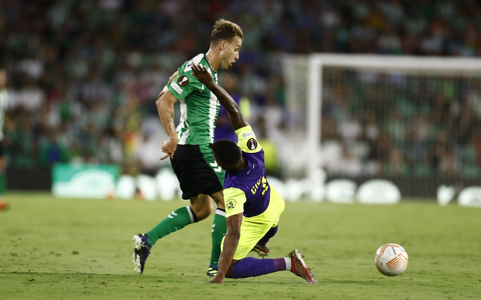 Sergio Canales trata de marcharse de Cicinho.