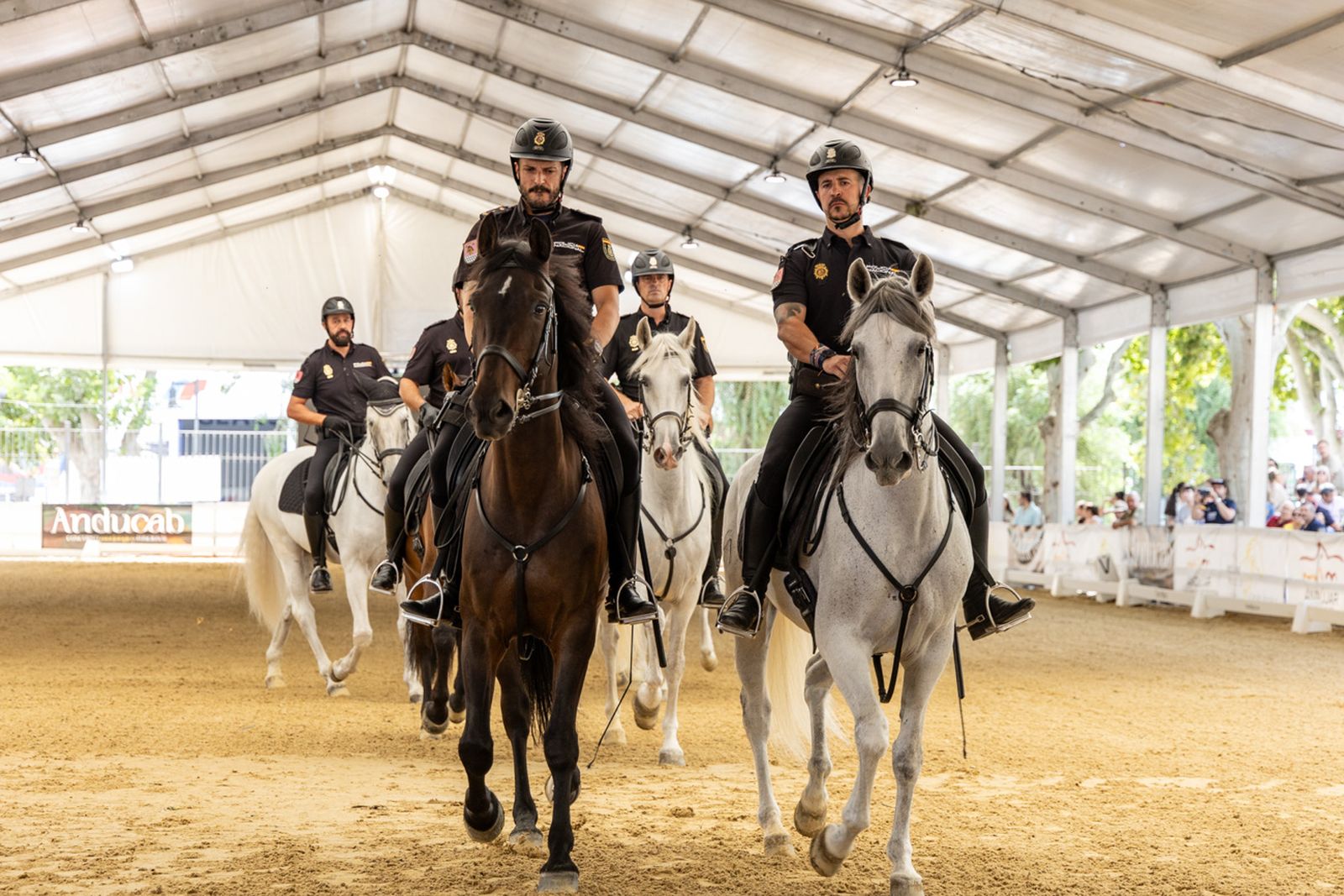 Anducab rinde homenaje a la unidad de caballería de la Policía Nacional