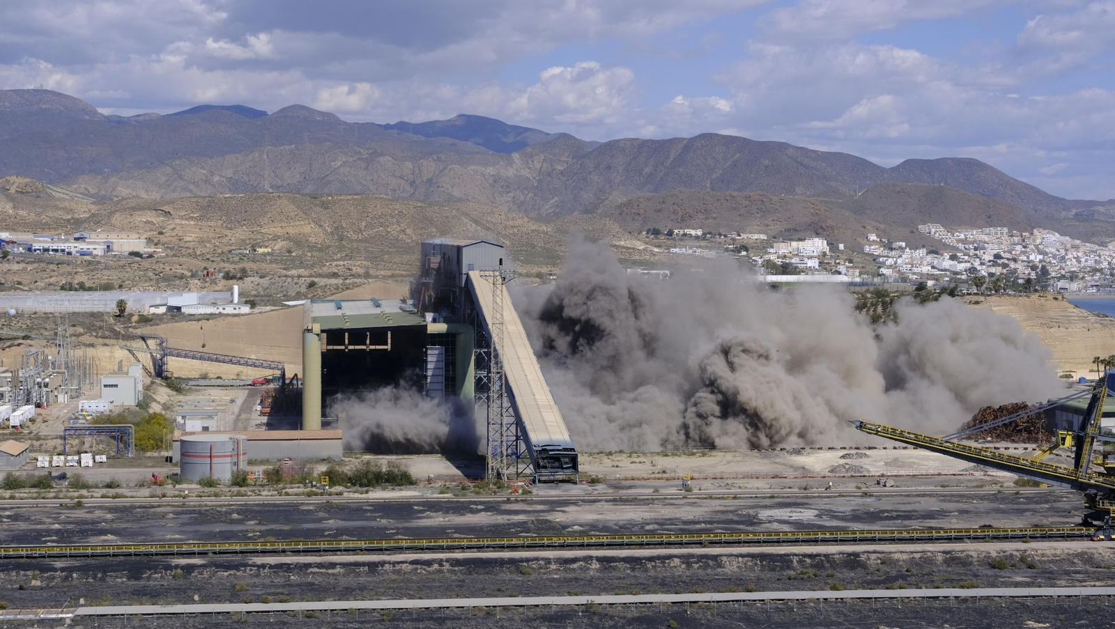 La voladura-demolición de la central térmica de Endesa en Carboneras, en imágenes