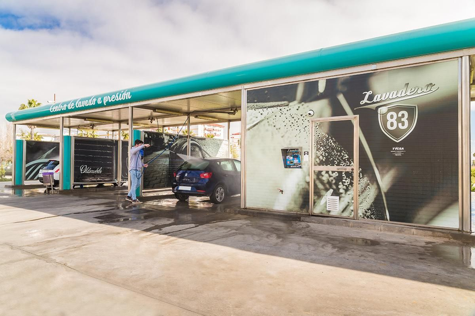 La gasolinera de Huelva que te lava el coche gratis si vas vestido con los colores del Recre