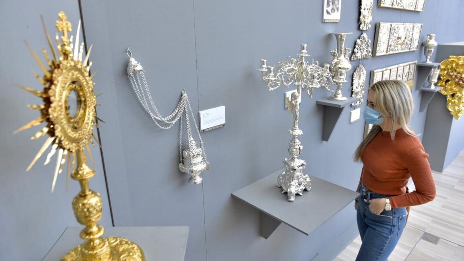 Una visitante se detiene ante varias piezas de orfebrería expuestas en Torre Sevilla.