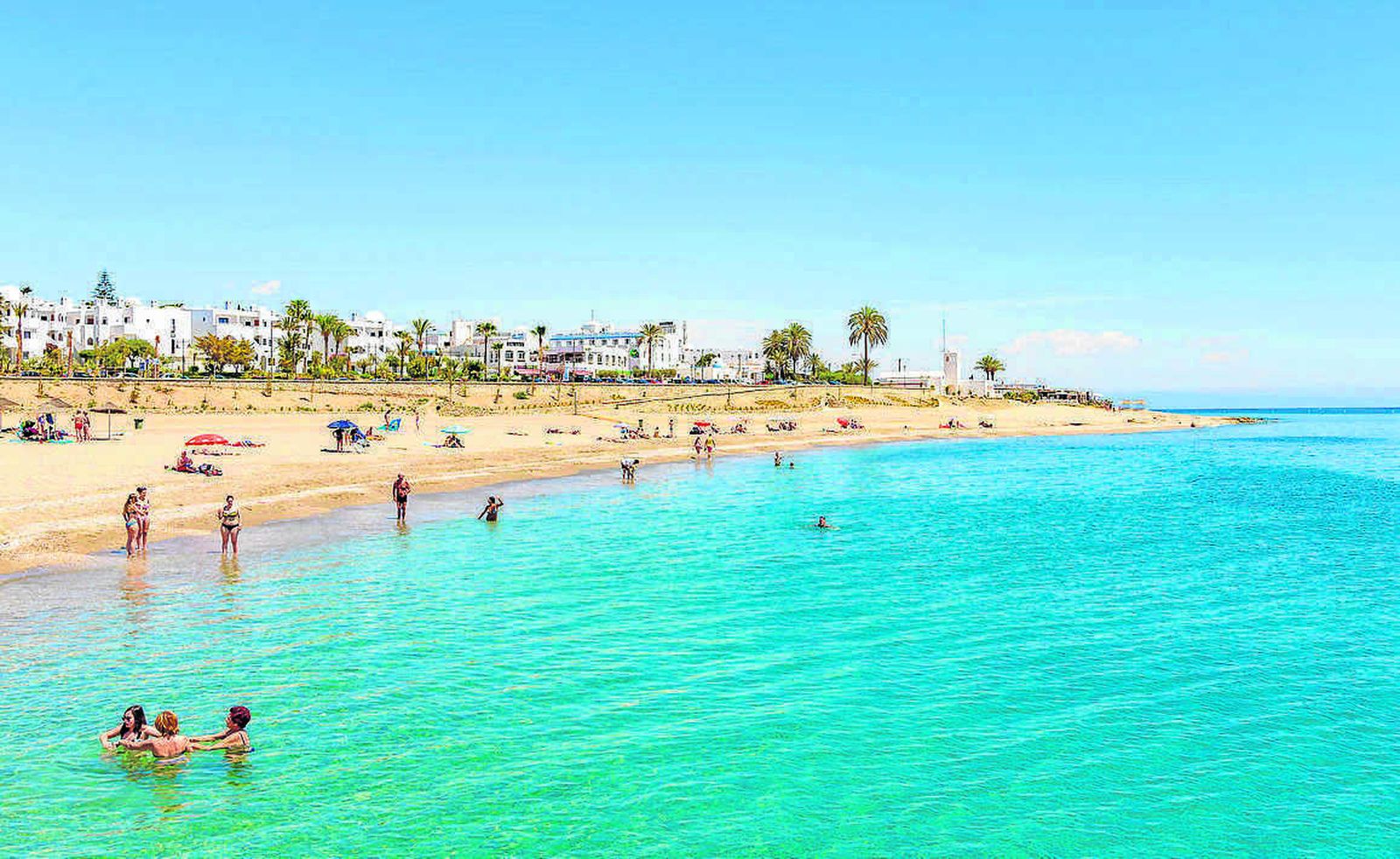 Mojácar tiene playas urbanas ciudadadas y con todos los servicios y calas de naturaleza sorprende.