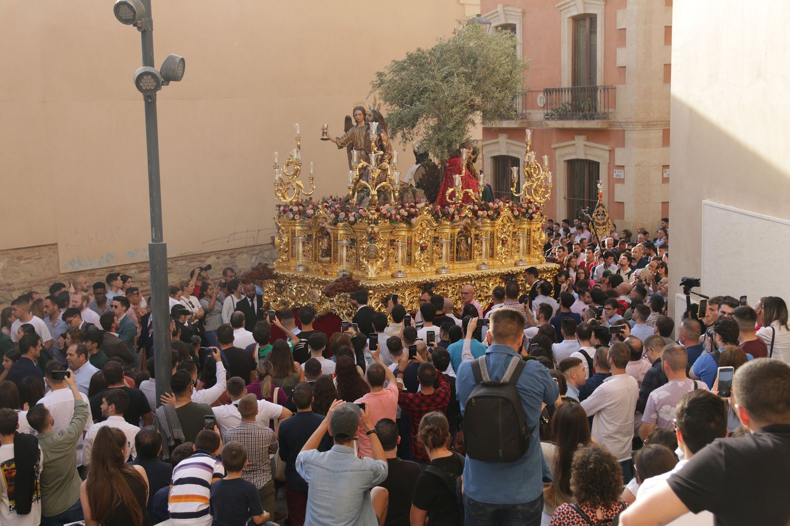 Imágenes de La Magna por las calles de Almería