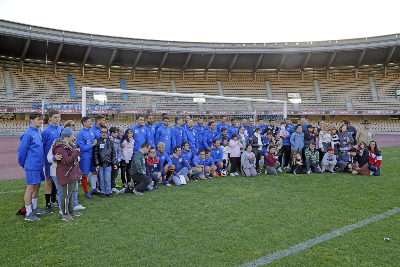 Cedown celebrando junto a los jugadores del Xerez DFC en dia del Sindrome de Down