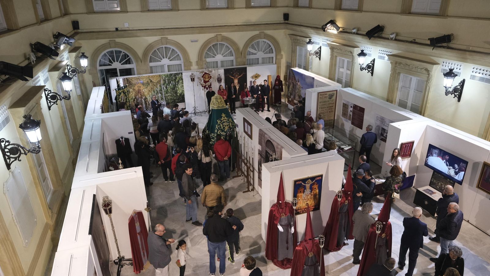 Fotos de la exposición de la Cofradía del Perdón y los Afligidos de Vélez Rubio en la Diputación de Almería