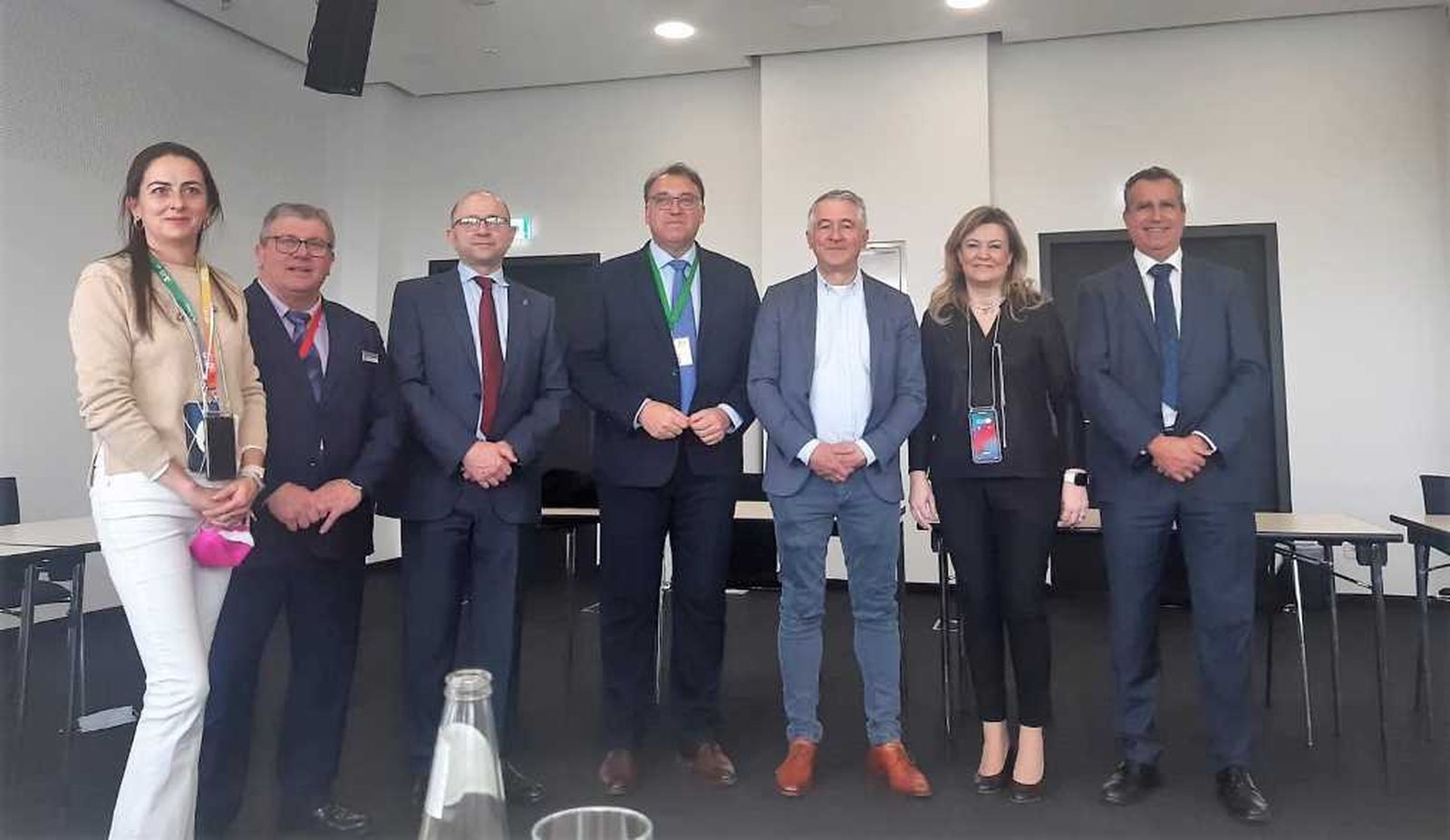 Foto de las autoridades tras el encuentro.