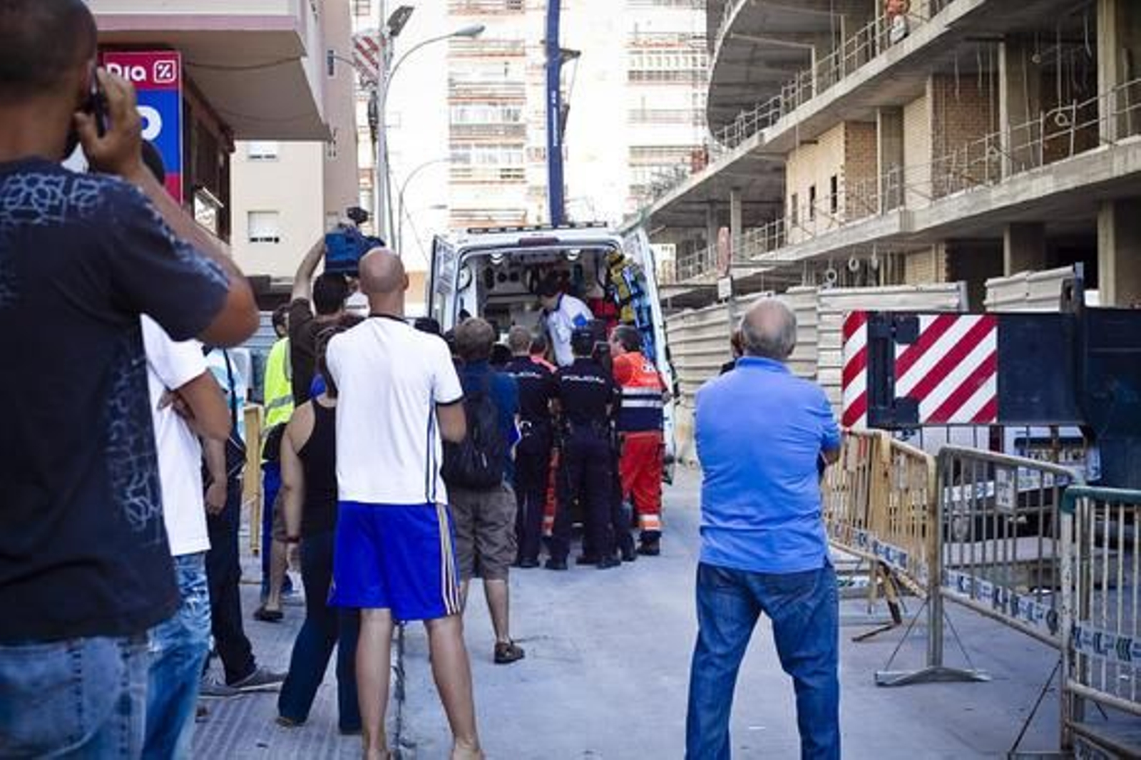 Imagen de los operarios en la zona del accidente

Foto: Lourdes de Vicente